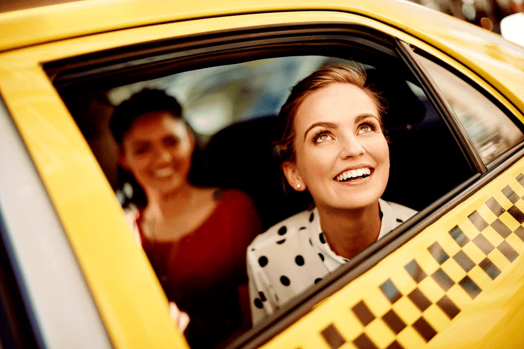 ladies travelling safely in the taxi, taxi service for ladies taksidə səyahət edən xanımlar
